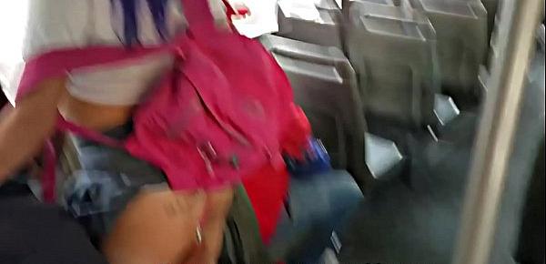  Manoseando a una colegiala en el transporte, se masturban frente a ella y la salpican de semen